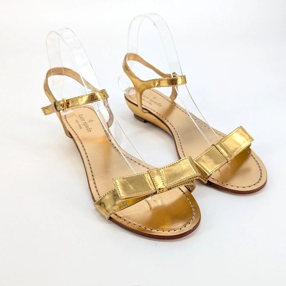 NWOT Kate‎ Spade NY Gold Metallic Leather Bow Sandals Low Kitten Wedge Size 8M